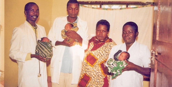 Kulia ni Daktari wa kituo cha Upendo. Peter Mahiri  akiwa na Bi Wegesa na muuguzi mkuuwa kituo Roze Achiengi  na Stephen Asheri. (Picha na Samson Chacha)