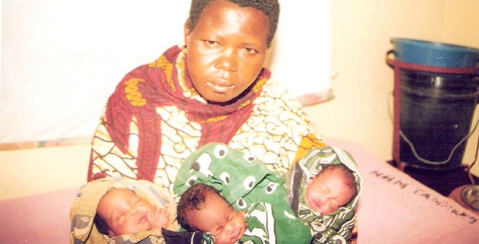Bi Rusia Wegesa Chacha mkazi wa kijiji cha Nyabiga Kata ya Penba,(Wilaya ya Tarime) akiwa na watoto  wake watatu alikojifungua katika Clinic ya Upendo Prinmat