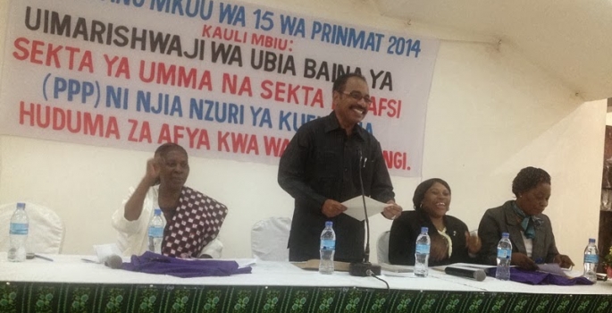 Waziri wa Afya na ustawi wa Jamii Dkt.Seif S.Rashid (Mb) akifungua mkutano mkuu wa 15 mwaka wa chama cha wauguzi na wakunga walio katika huduma binafsi (PRINMAT). Kushoto kwa waziri ni Dkt.Mariam Ongala Anayesimamia masuala ya PPP katika wizara ya Afya na ustawi wa Jamii na kulia kwa waziri ni m/kit