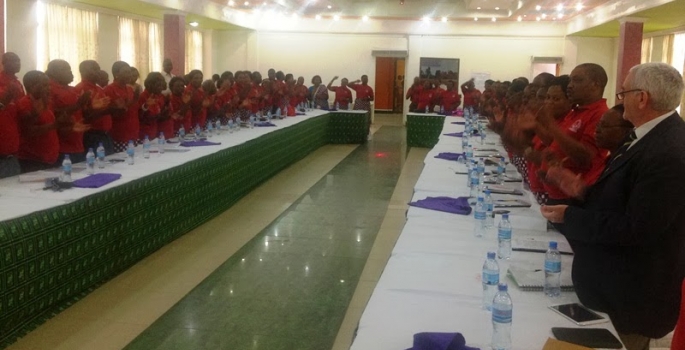 Wajumbe na wanachama wa  chama cha wauguzi na wakunga walio katika huduma binafsi (PRINMAT) wakishiriki Kuimba Wimbo wa chama chao,mkutano huu wa siku nne(4)  unakula na kwa lengo la kuweka mikakati ya kuboresha huduma hizi sehemu mbalimbali hapa nchini.